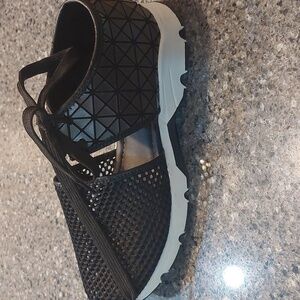 Stylish black tennis shoes